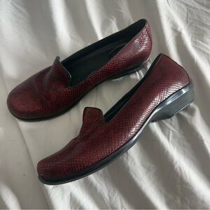 Dansko Olivia Wine burgundy Snakeskin Loafer Leather Flats EU 40 / US 9.5 - 10